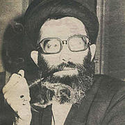 Ayatollah Ali Khamenei raucht eine Pfeiffe