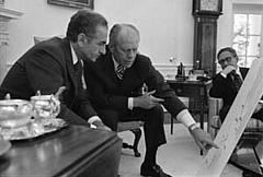 US-Präsident Gerald R. Ford mit Irans Shah Mohammad Reza Pahlavi und US-Außenminister Henry Kissinger
