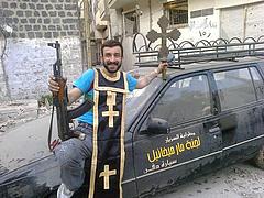 Ein Rebell der "Freien Syrischen Armee" (FSA) verhöhnt christliche Symbole