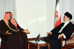 Der damalige saudische Kronprinz und jetziger König Abdullah ibn Abdel Aziz beim religiös-politischen Staatsoberhaupt Irans, Ayatollah Ali Khamenei, in Teheran im Jahr 1997