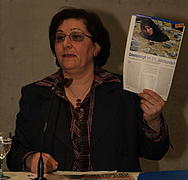 Mina Ahadi zeigt inszeniertes Bild