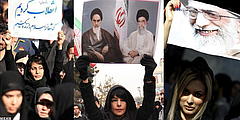 Jahrestag Revolutione Poster Khamenei Frauen