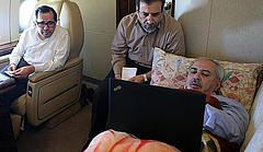 Irans Außenminister Mohammad Javad Zarif arbeitet an seinem Notebook.